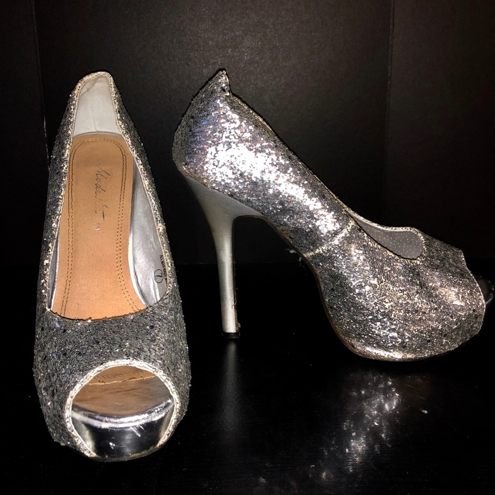 🖤3/$15 Size 7 Women’s Silver Sparkly Pumps Heels